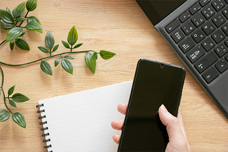 スマホを操作する女性